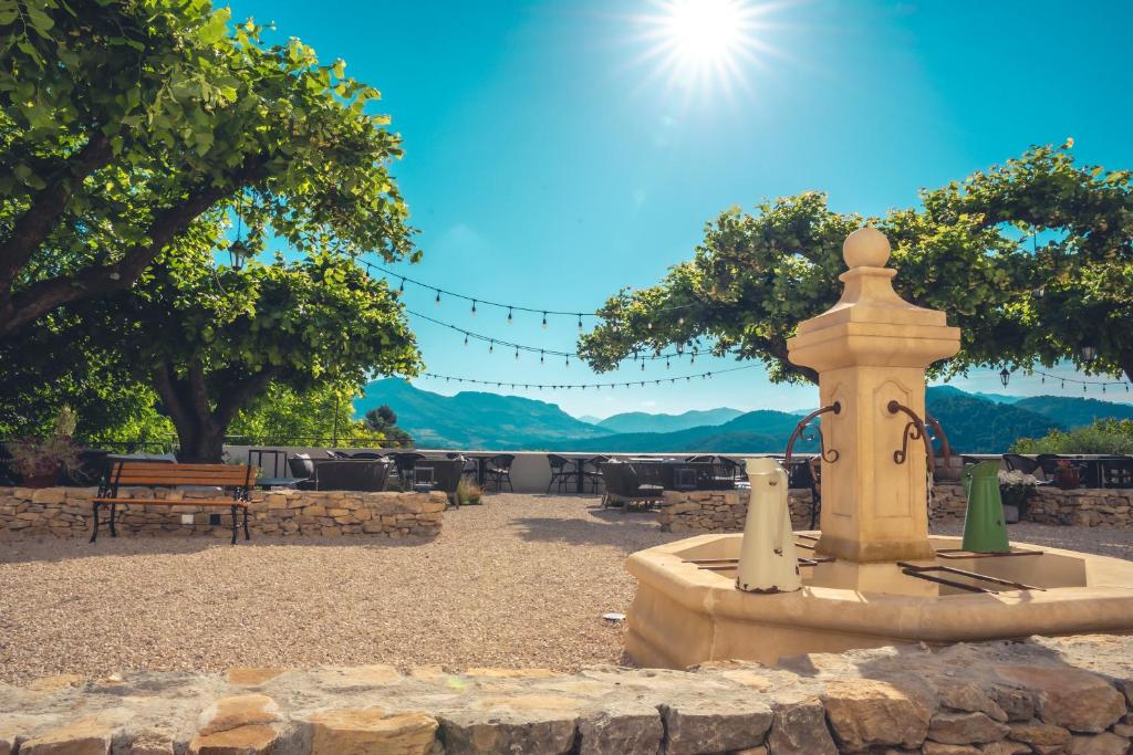 Fontaine et espaces détente hôtel Plantevin - Ambiance zen retraite bien-être